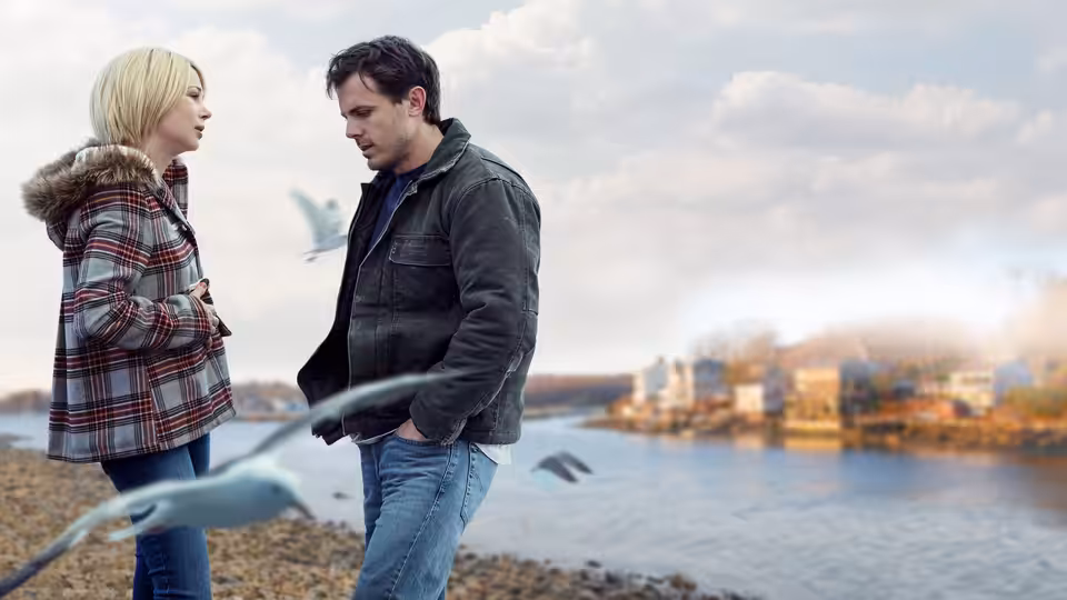 Randi Chandler (Michelle Williams) facing Lee Chandler (Casey Affleck) by the water