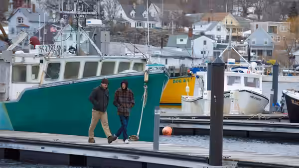 Lee Chandler (Casey Affleck) walking with Randi Chandler (Michelle Williams) on a dock