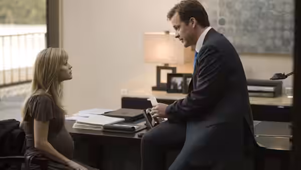Isabella Fields El-Ibrahimi (Reese Witherspoon) speaks with Douglas Freeman (Jake Gyllenhaal) in his office