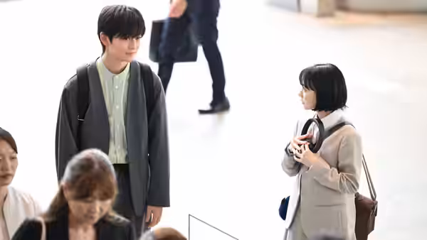 Minamida Minami (Mana Ashida) faces a young man in a bright public hall, holding her bag