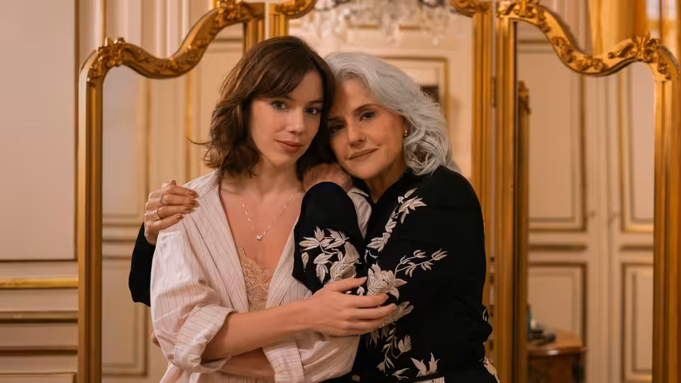 Maíra Rossetti (Alice Wegmann) embraces Lúcia Rossetti (Marieta Severo) in an ornate room
