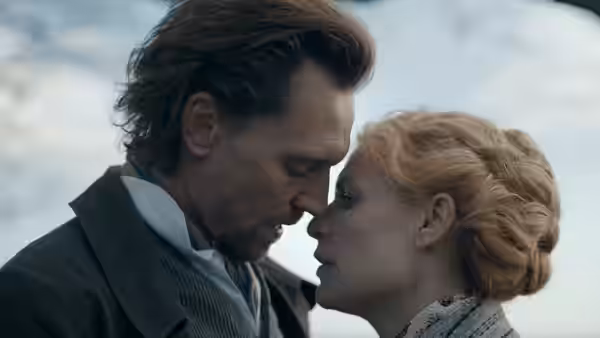 Will Ransome (Tom Hiddleston) and Cora Seaborne (Claire Danes) lean close by the water