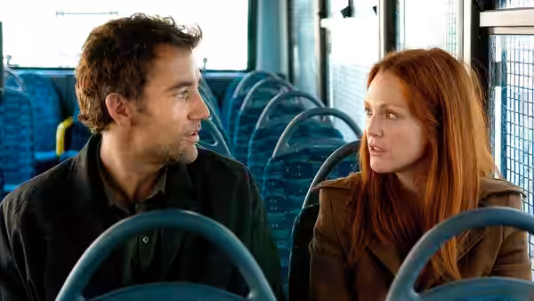 Theo Faron (Clive Owen) and Julian (Julianne Moore) face each other on a nearly empty bus