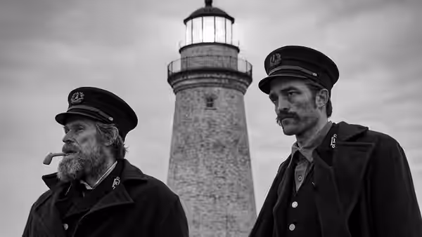 Thomas Wake (Willem Dafoe) and Thomas Howard (Robert Pattinson) stand before the lighthouse