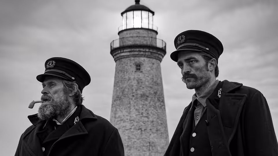 Thomas Wake (Willem Dafoe) and Thomas Howard (Robert Pattinson) stand before the lighthouse