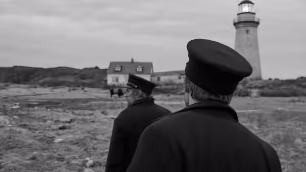Thomas Howard (Robert Pattinson) and Thomas Wake (Willem Dafoe) view the lighthouse
