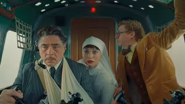 Zsa-zsa Korda (Benicio del Toro) piloting a plane with Sister Liesl and Bjorn Lund