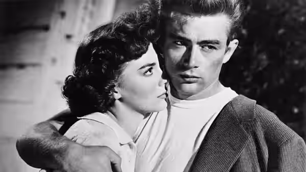 Judy (Natalie Wood) and Jim Stark (James Dean) stand close together