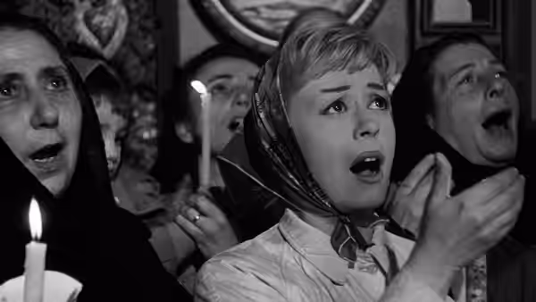 Cabiria (Giulietta Masina) watches a performance with an astonished crowd