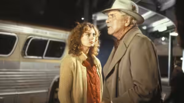 Sally (Susan Sarandon) facing Lou (Burt Lancaster) beside a bus at night