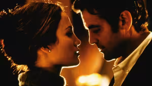 Karen Sisco (Jennifer Lopez) and Jack Foley (George Clooney) gaze at each other in close-up