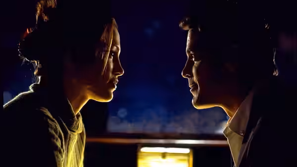Karen Sisco (Jennifer Lopez) and Jack Foley (George Clooney) face each other closely in profile