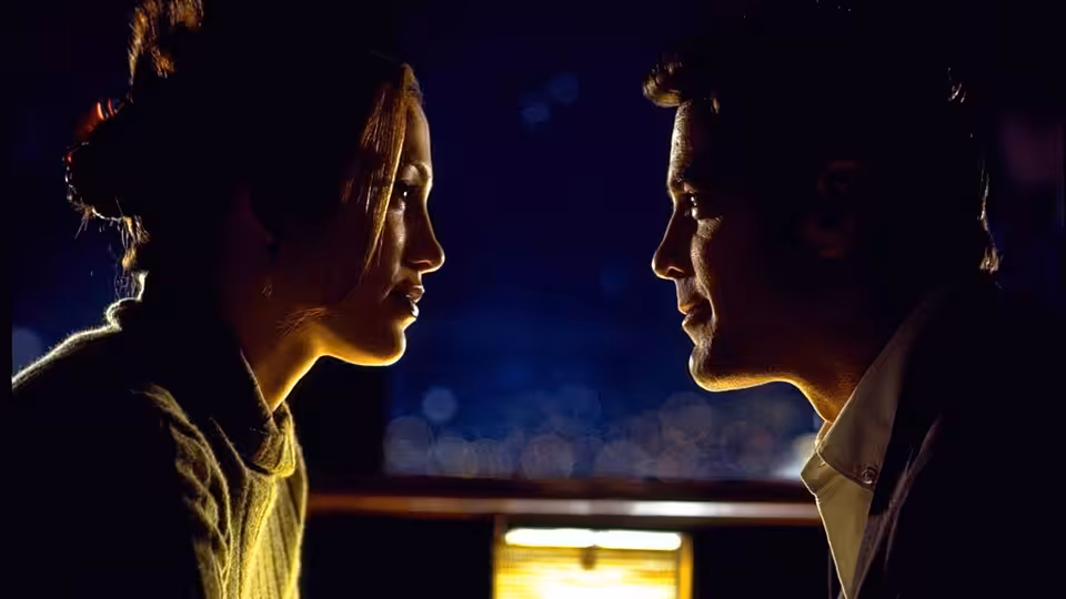 Karen Sisco (Jennifer Lopez) and Jack Foley (George Clooney) face each other closely in profile