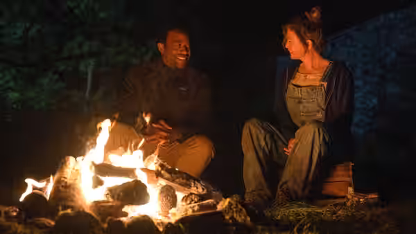 Scott Walliker (Chiwetel Ejiofor) and Bridget Jones (Renée Zellweger) by a campfire at night