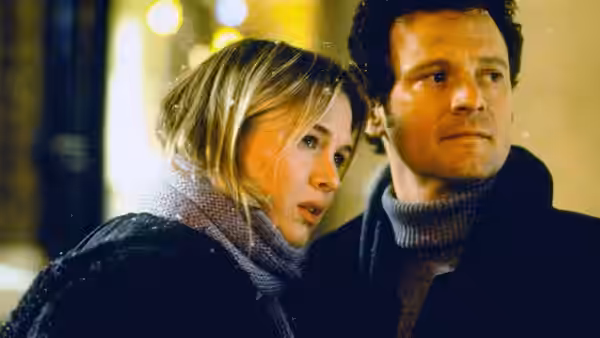 Bridget Jones (Renée Zellweger) and Mark Darcy (Colin Firth) standing together in falling snow