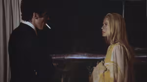 Philip Marlowe (Elliott Gould) faces Eileen Wade (Nina van Pallandt) indoors at night
