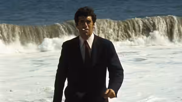 Philip Marlowe (Elliott Gould) runs along the shoreline with a cigarette in his mouth