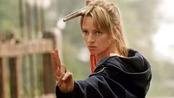 Beatrix Kiddo (Uma Thurman) in a fighting stance outdoors