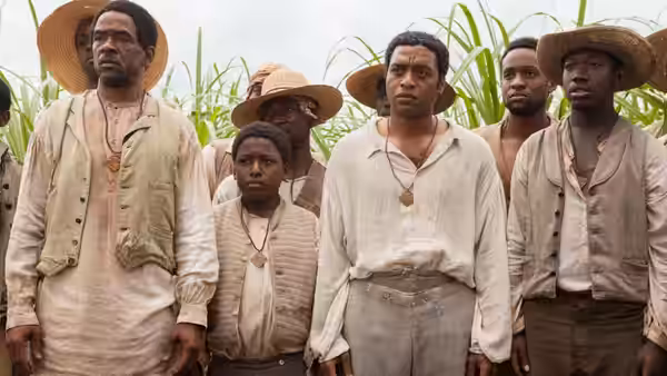 Solomon Northup (Chiwetel Ejiofor) and Patsey (Lupita Nyong'o) stand with other field workers