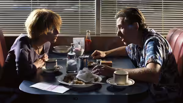 Butch Coolidge (Bruce Willis) and Fabienne (Maria de Medeiros) at a diner table