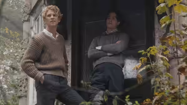 Clive Durham (Hugh Grant) and Maurice Hall (James Wilby) stand in a country house doorway