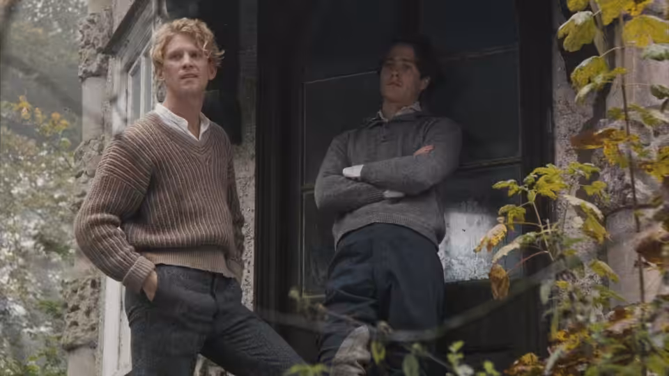 Clive Durham (Hugh Grant) and Maurice Hall (James Wilby) stand in a country house doorway