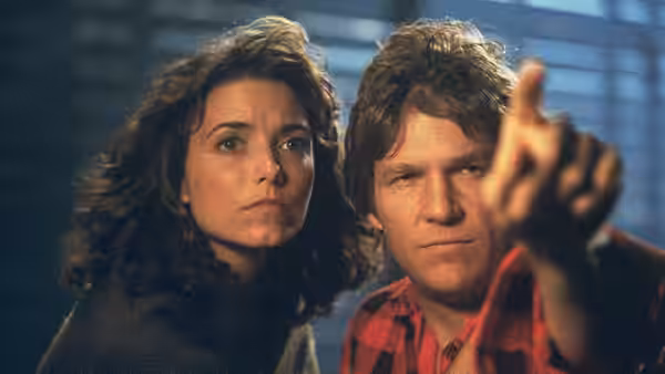 Jenny (Karen Allen) watches as Starman (Jeff Bridges) points ahead