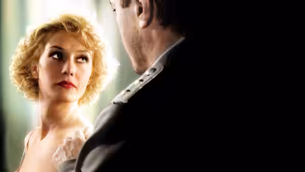 Rachel (Carice van Houten) looks up at Müntze in close conversation