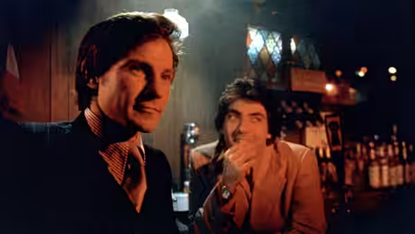 Charlie (Harvey Keitel) and Johnny Boy (Robert De Niro) standing in a bar