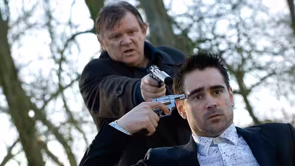 Ken (Brendan Gleeson) holding a gun to Ray (Colin Farrell)'s head outdoors