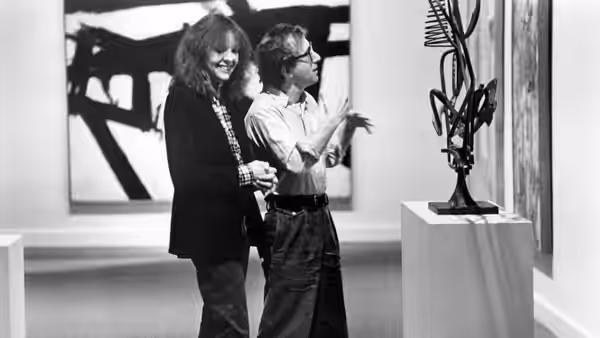Isaac Davis (Woody Allen) and Mary Wilkie (Diane Keaton) view sculpture in a gallery
