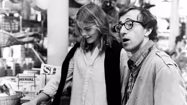 Isaac Davis (Woody Allen) and Mary Wilkie (Diane Keaton) stand in a store