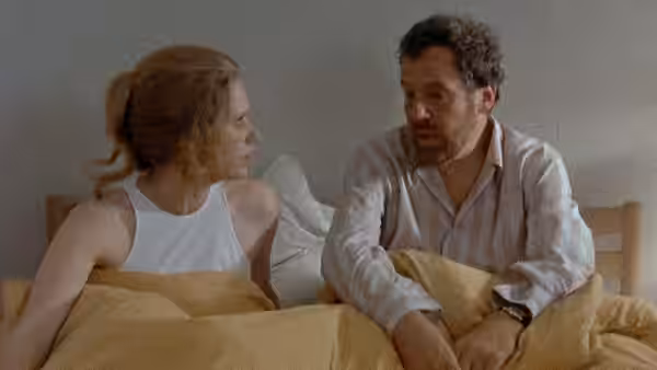 Marianne (Liv Ullmann) and Johan (Erland Josephson) sit up in bed facing each other