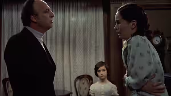 Anselmo (Héctor Alterio) faces María (Geraldine Chaplin) as Ana (Ana Torrent) watches from behind