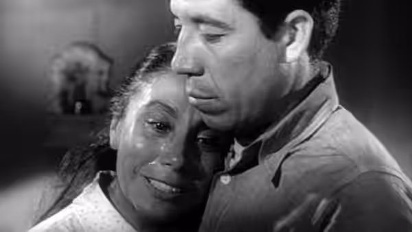 Ramon Quintero (Juan Chacón) embraces Esperanza Quintero (Rosaura Revueltas) as she smiles