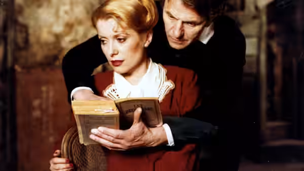 Marion Steiner (Catherine Deneuve) and Bernard Granger (Gérard Depardieu) read together