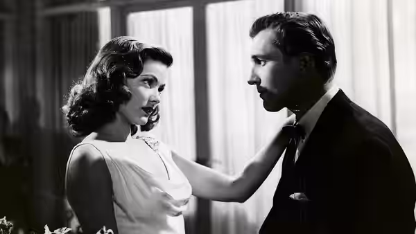 Laura Hunt (Gene Tierney) rests her hand on Mark McPherson's shoulder