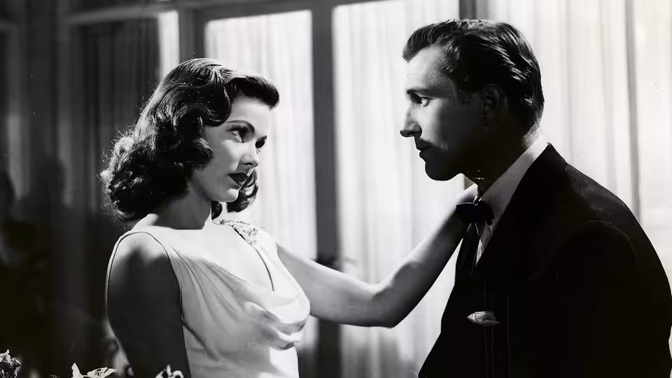 Laura Hunt (Gene Tierney) rests her hand on Mark McPherson's shoulder