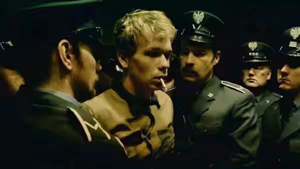 Jacek Łazar (Mirosław Baka) held by police officers at night