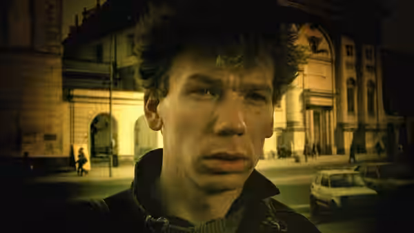 Jacek Łazar (Mirosław Baka) on a city street at night