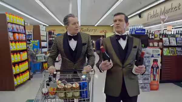 Jürgen Mossack (Gary Oldman) and Ramón Fonseca (Antonio Banderas) shopping in a supermarket