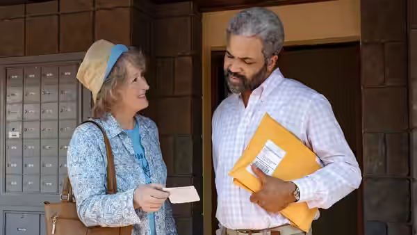 Ellen Martin (Meryl Streep) talking to Malchus Irvin Boncamper outside a building