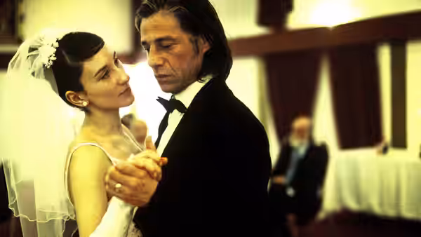 Sibel Güner (Sibel Kekilli) and Cahit Tomruk (Birol Ünel) dance together at their wedding