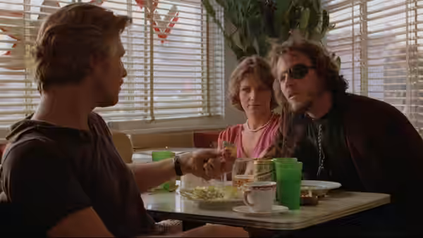 Richard Bone (Jeff Bridges) with Mo and Alex Cutter (John Heard) at a diner table
