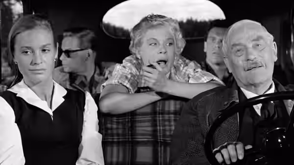 Professor Isak Borg (Victor Sjöström) drives with Marianne (Ingrid Thulin) and a young woman in the car