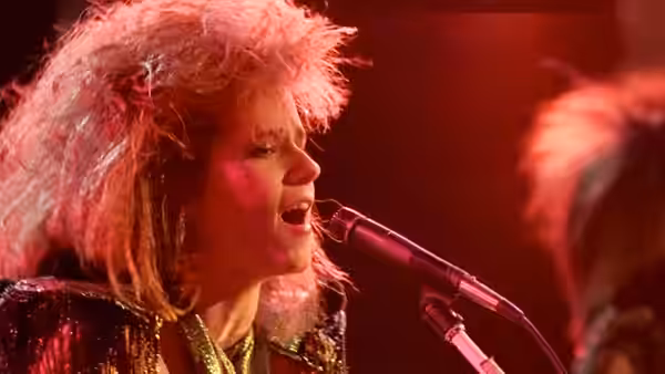 Beverly Switzler (Lea Thompson) sings into a microphone on stage