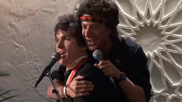 Lyle Rogers (Warren Beatty) and Chuck Clarke (Dustin Hoffman) singing into microphones on stage