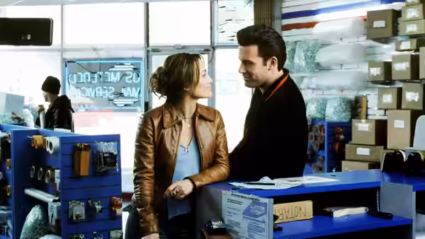Ricki (Jennifer Lopez) and Larry (Ben Affleck) facing each other inside a store
