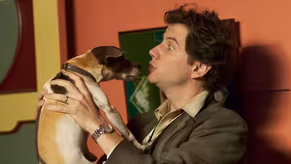Tim Avery (Jamie Kennedy) holds a small dog up to his face