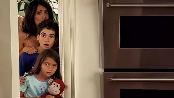 Roxanne Chase-Feder (Salma Hayek) and children peer from behind a doorway